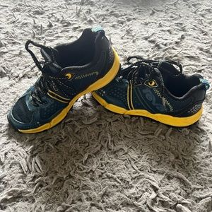 Boys Teva hiking shoes